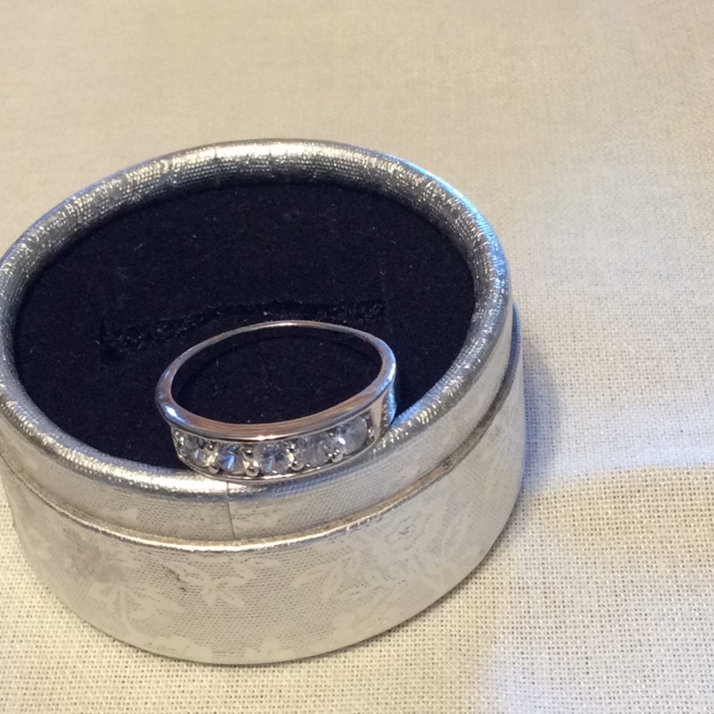 NWOT classic silver Ring sz 7-8.  5 zircon stones.